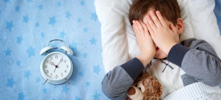 Dzieci, którym brakuje snu, mogą odczuwać negatywny wpływ na rozwój mózgu i funkcji poznawczych