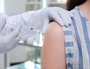 Cessak: badania pokazują, że szczepionka Pfizera...