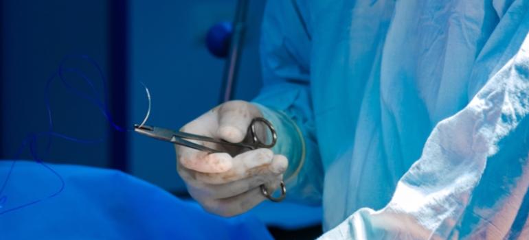 Szwy chirurgiczne z triklosanem zmniejszają ryzyko zakażenia miejsca operowanego (ZMO)